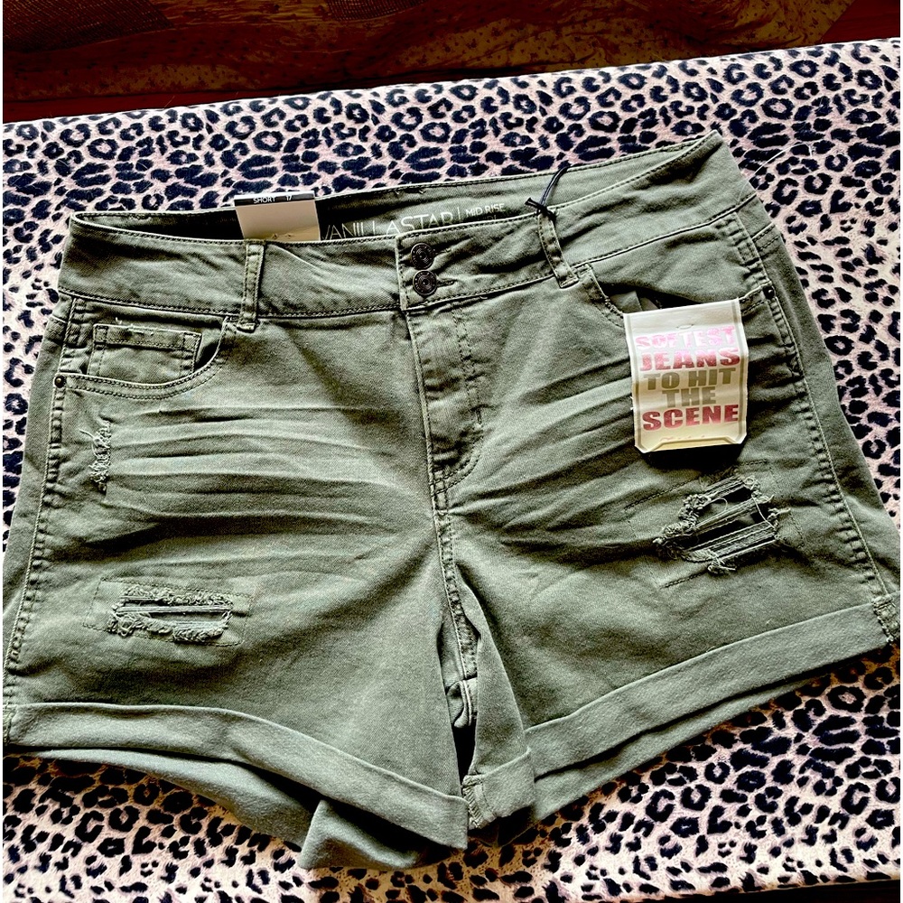 Vanilla star mid rise Midi sage, green juniors shorts, size 17. New with tags.